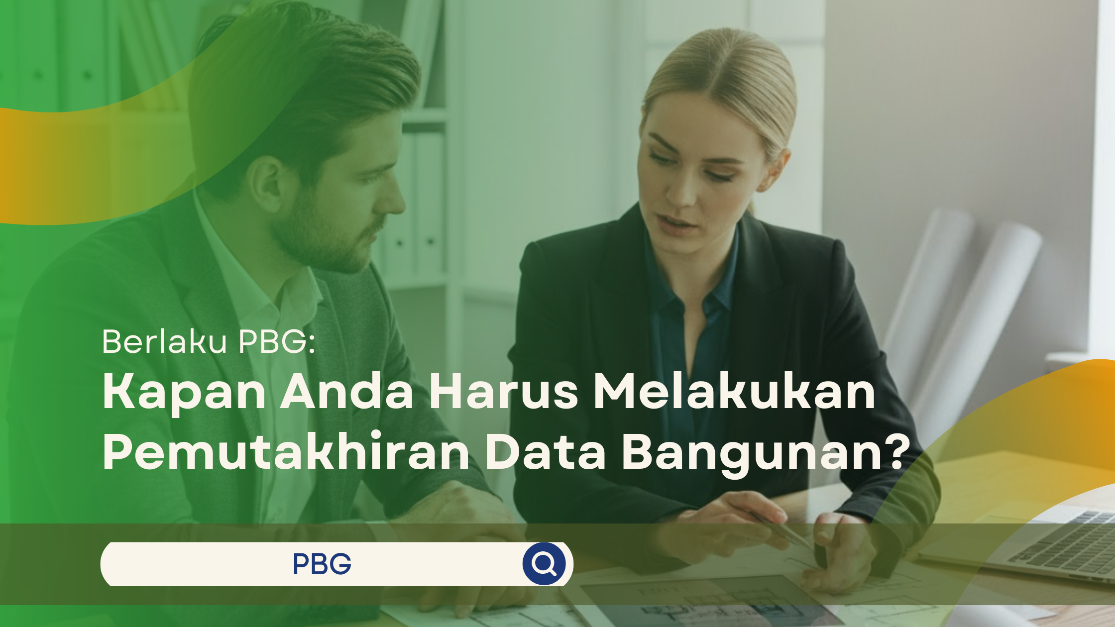 Konsultan teknis IZIN GEDUNG menjelaskan dokumen teknis kepada klien untuk memastikan pemutakhiran data saat berlaku PBG sesuai regulasi SIMBG