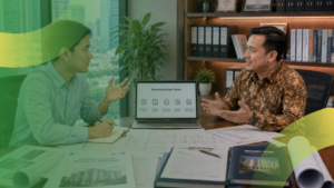 Klien pria berkonsultasi dengan konsultan teknis mengenai peran konsultan dalam pemeriksaan dan perencanaan bangunan.