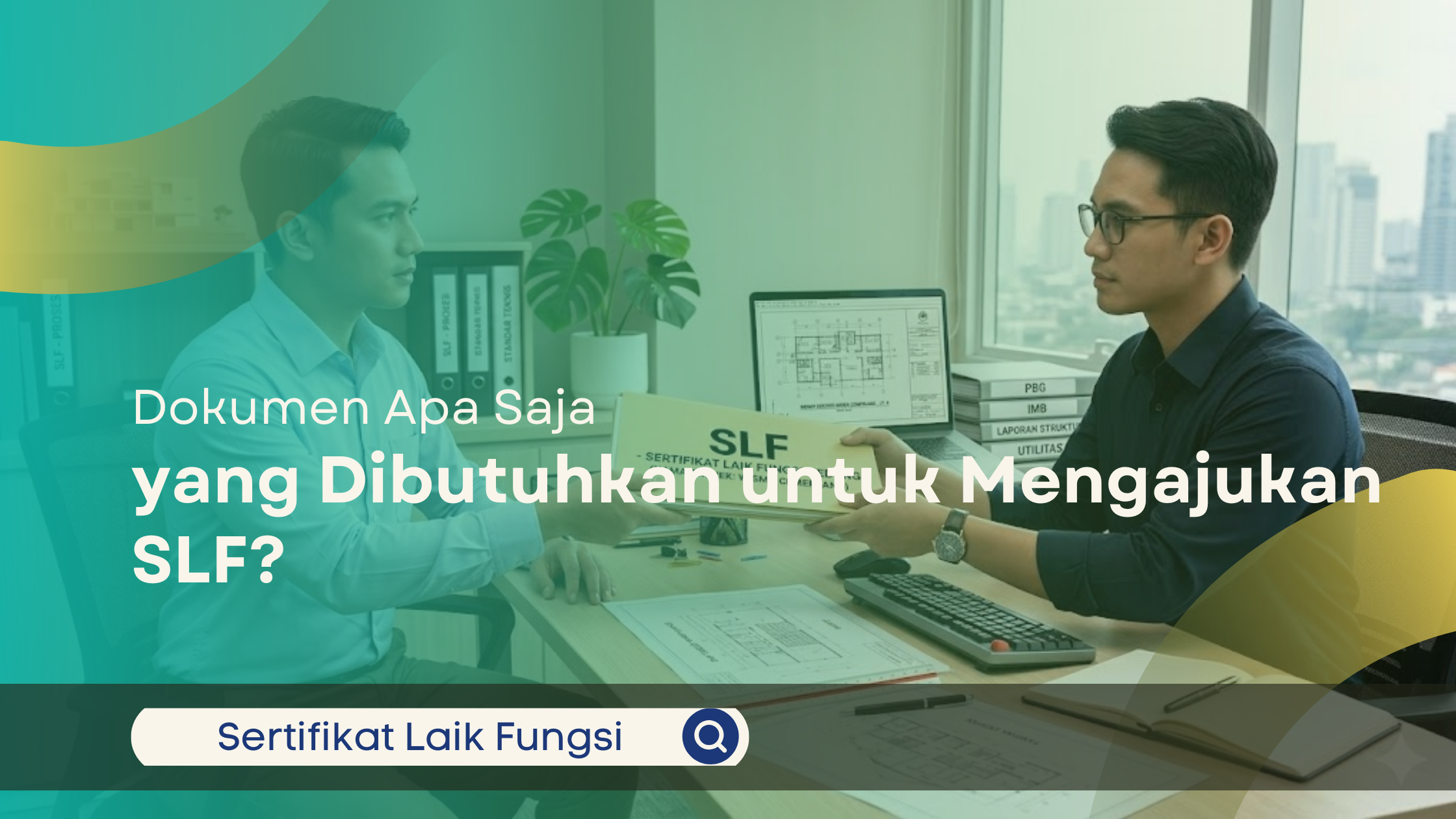 Konsultan pria menjelaskan detail dokumen kelaikan fungsi kepada klien pria sambil menunjuk berkas teknis di meja kantor