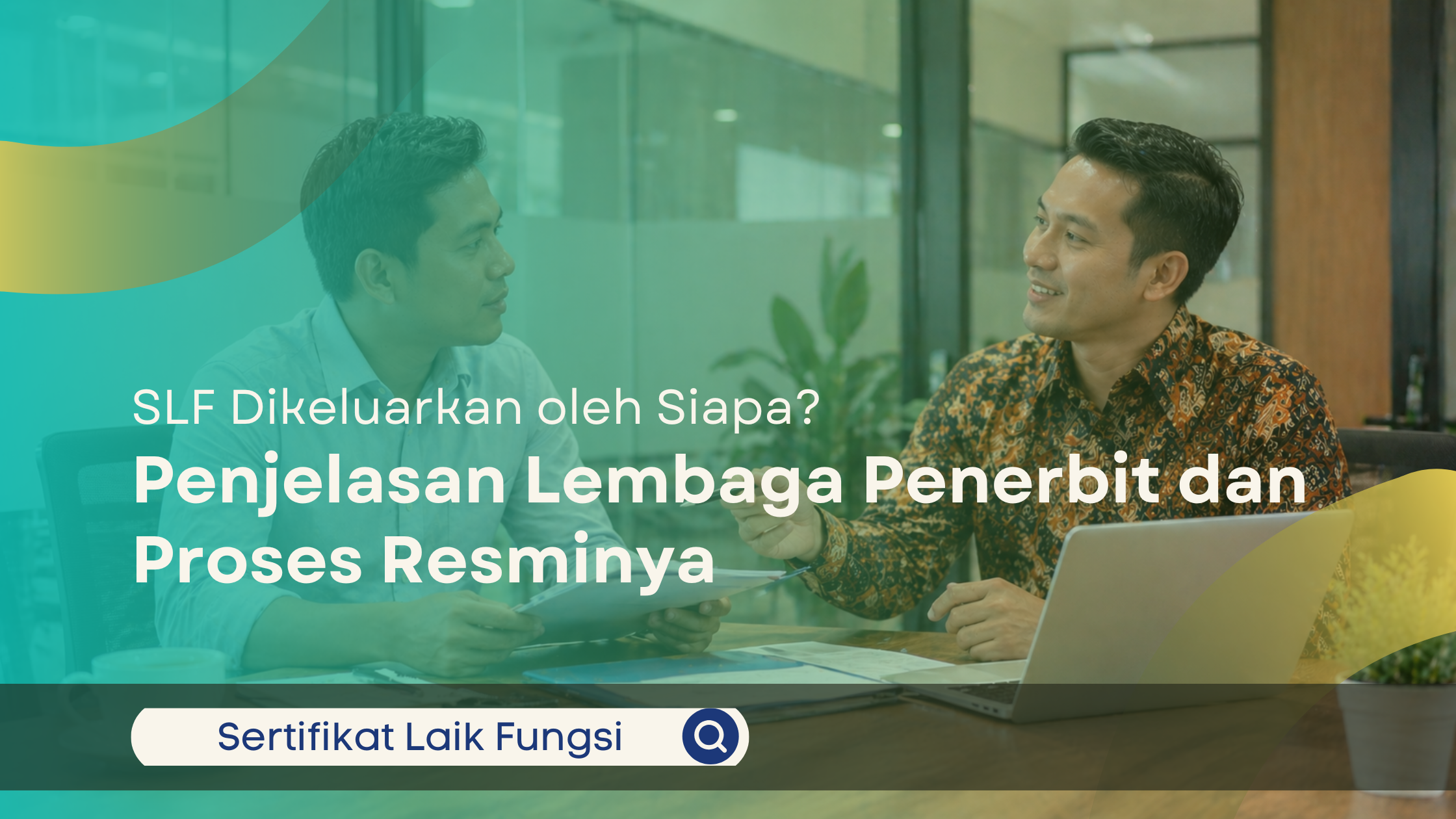 Konsultan menjelaskan proses penerbitan SLF kepada klien di ruang diskusi kantor dengan dokumen dan laptop.
