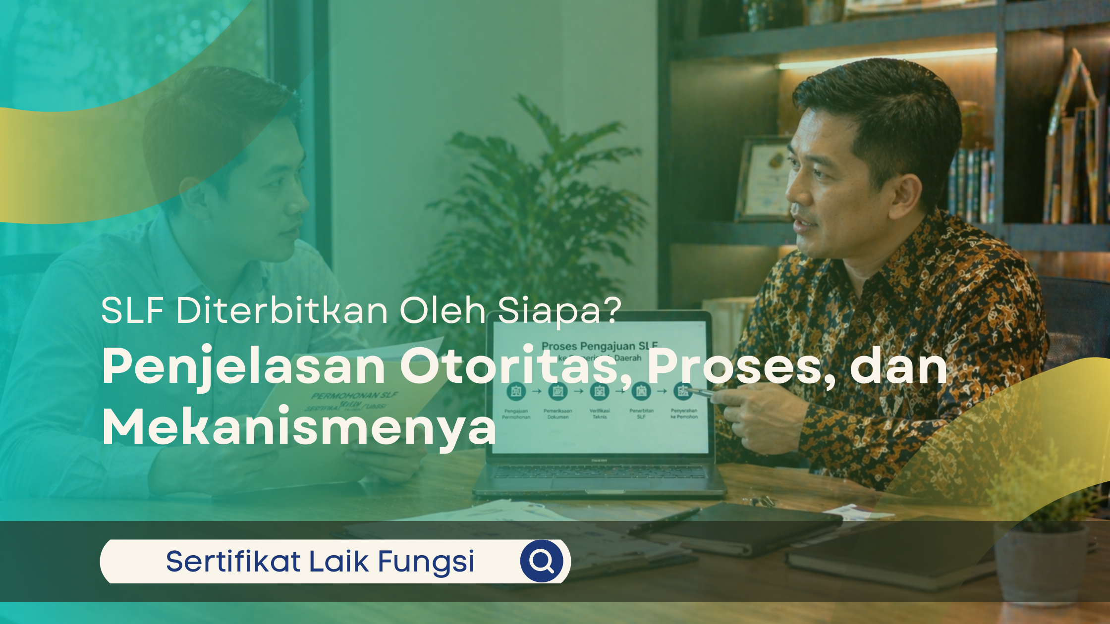 Konsultan menjelaskan proses penerbitan SLF kepada klien di ruang diskusi kantor menggunakan laptop.