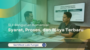 Diskusi antara konsultan dan klien tentang proses pengajuan SLF menggunakan laptop di kantor.
