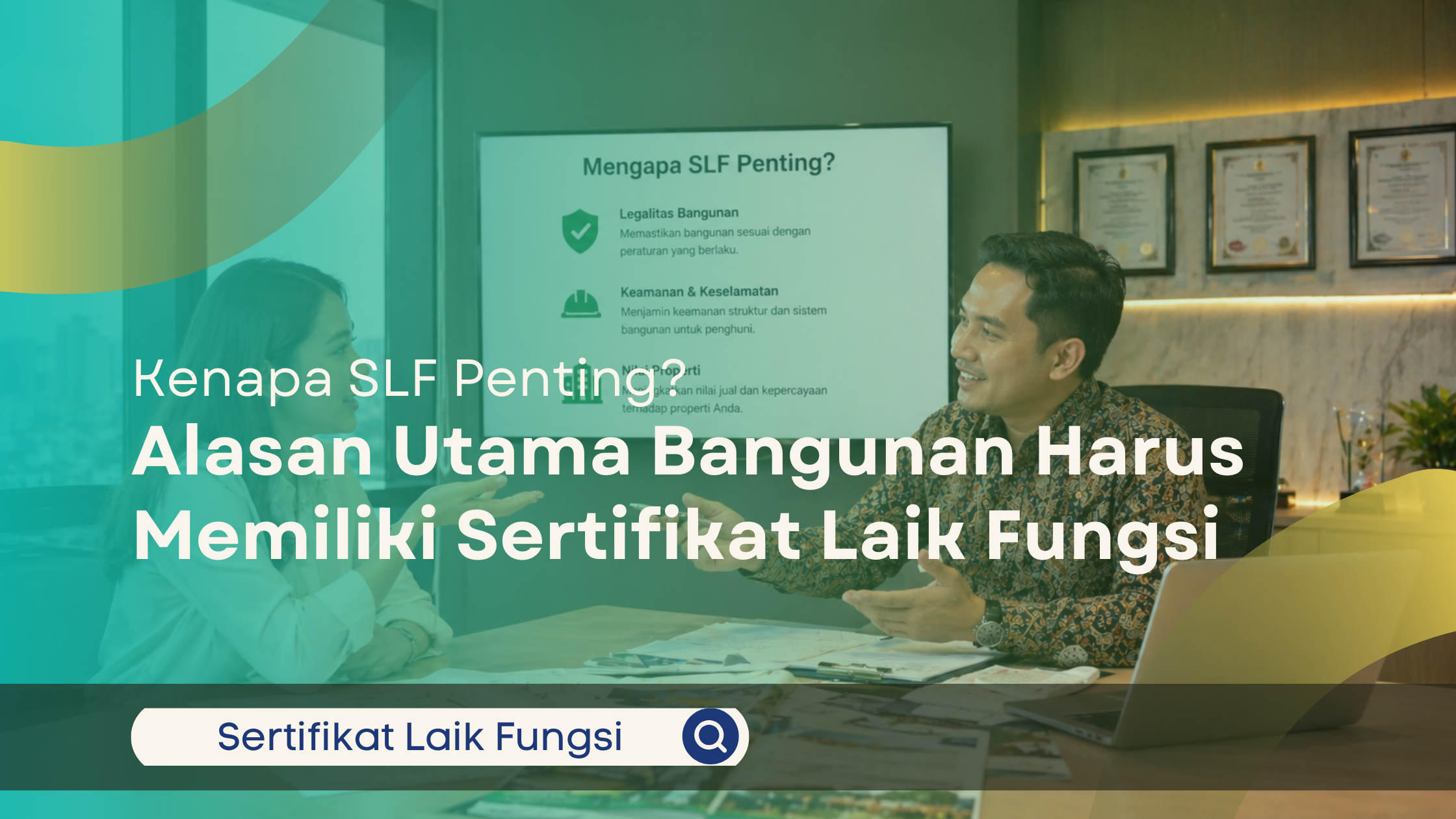 Konsultan menjelaskan pentingnya Sertifikat Laik Fungsi (SLF) kepada klien di ruang kantor modern dengan tampilan presentasi di layar.