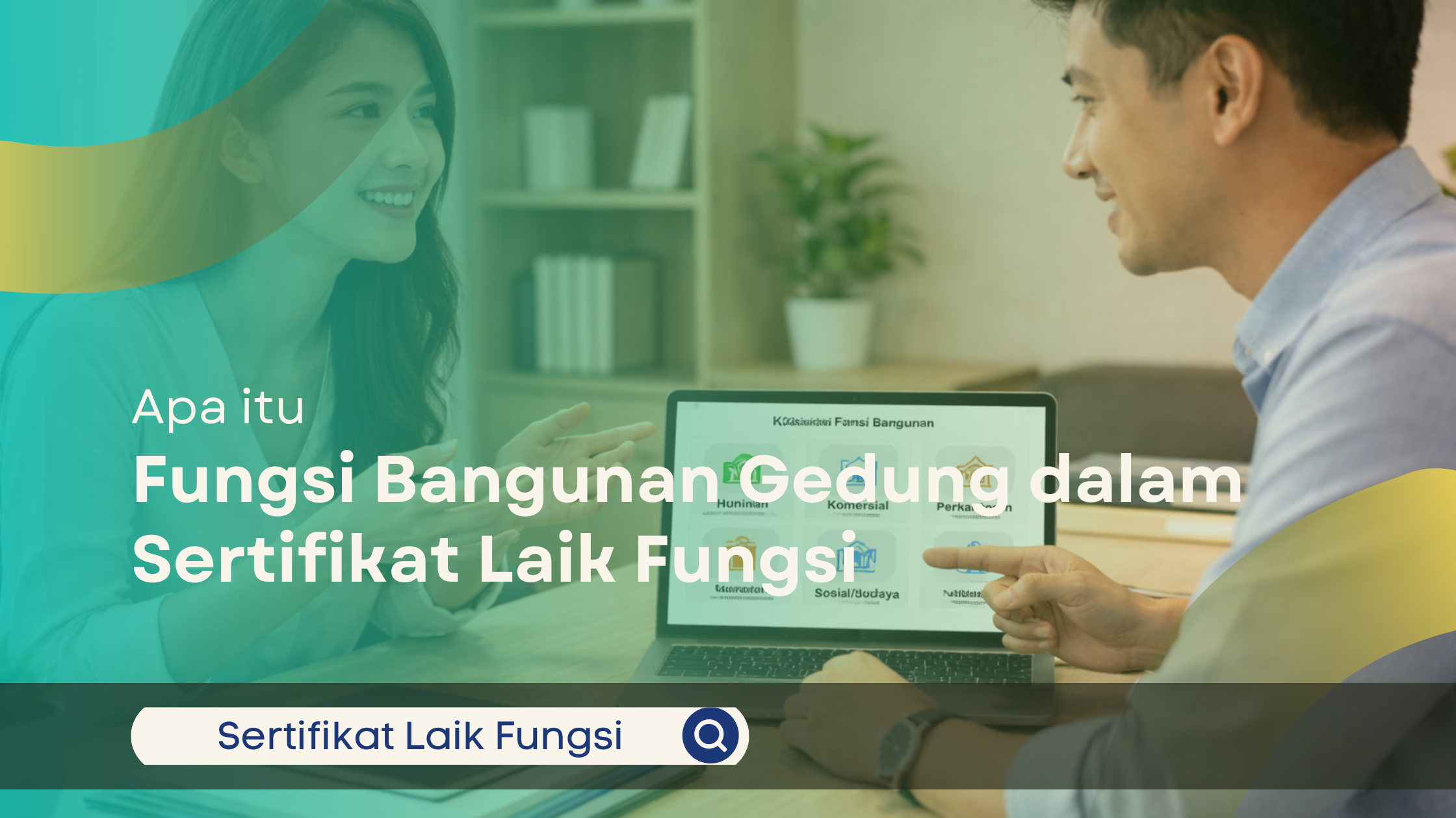 Klien berdiskusi dengan konsultan tentang fungsi bangunan menggunakan laptop di kantor.