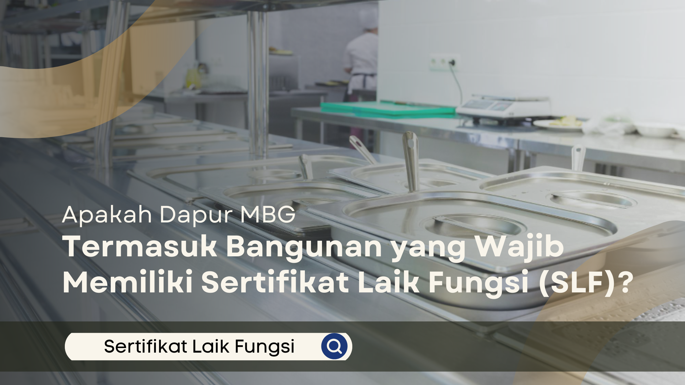 Area dapur industri bersih dengan peralatan stainless steel dan teks pertanyaan apakah dapur MBG wajib memiliki SLF