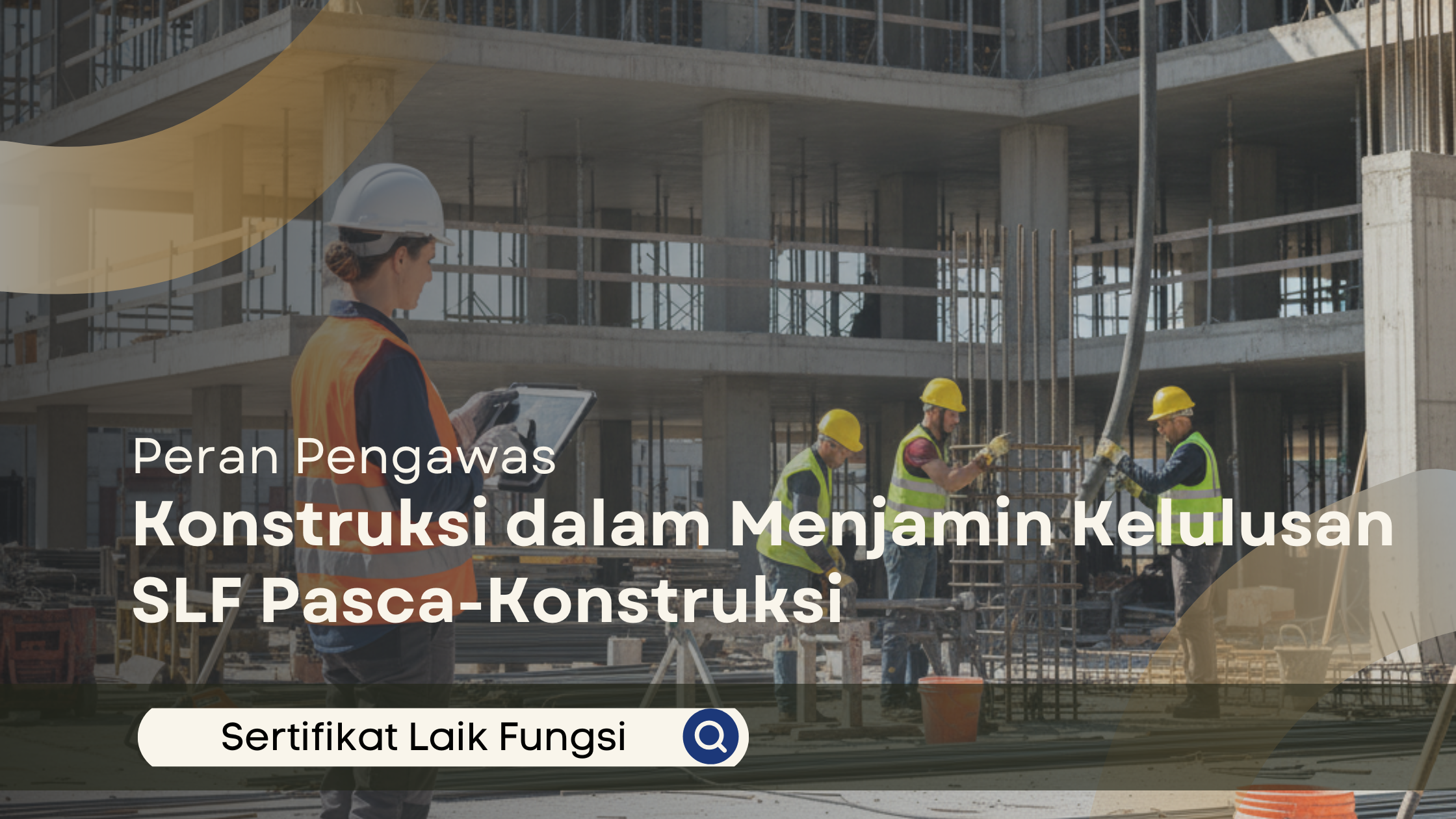 Pengawas konstruksi wanita menggunakan tablet untuk memantau progres pekerja di lokasi proyek bangunan bertingkat