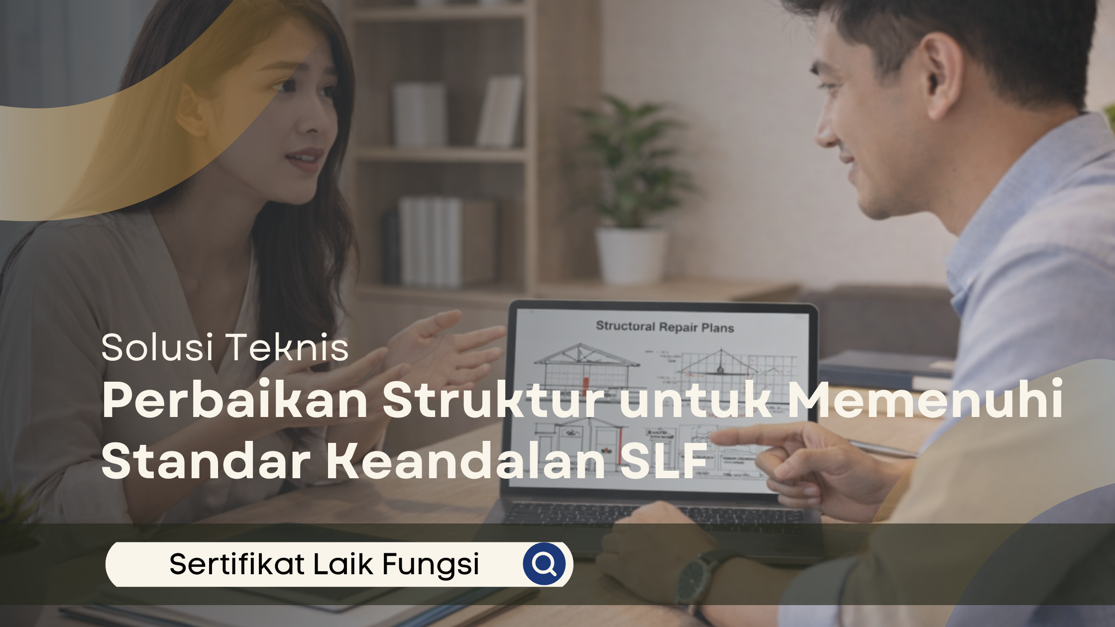 Klien berdiskusi dengan konsultan mengenai perbaikan struktur bangunan menggunakan laptop di kantor.