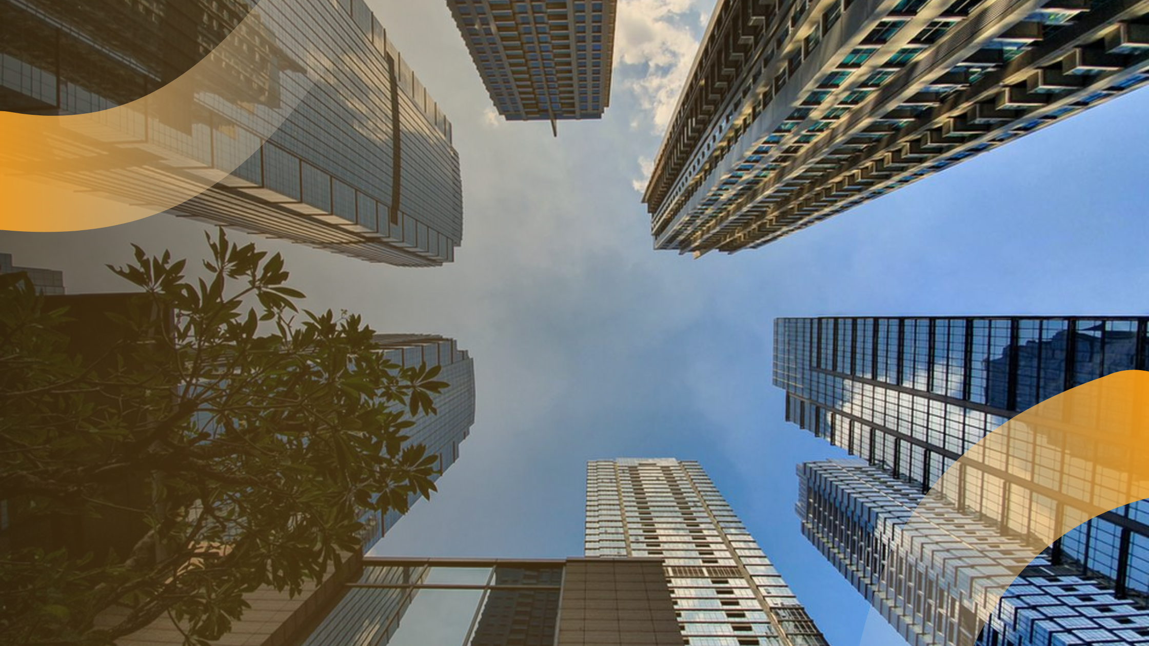 Arsitektur modern bertemu langit luas. Pemandangan kota dari sudut pandang yang unik